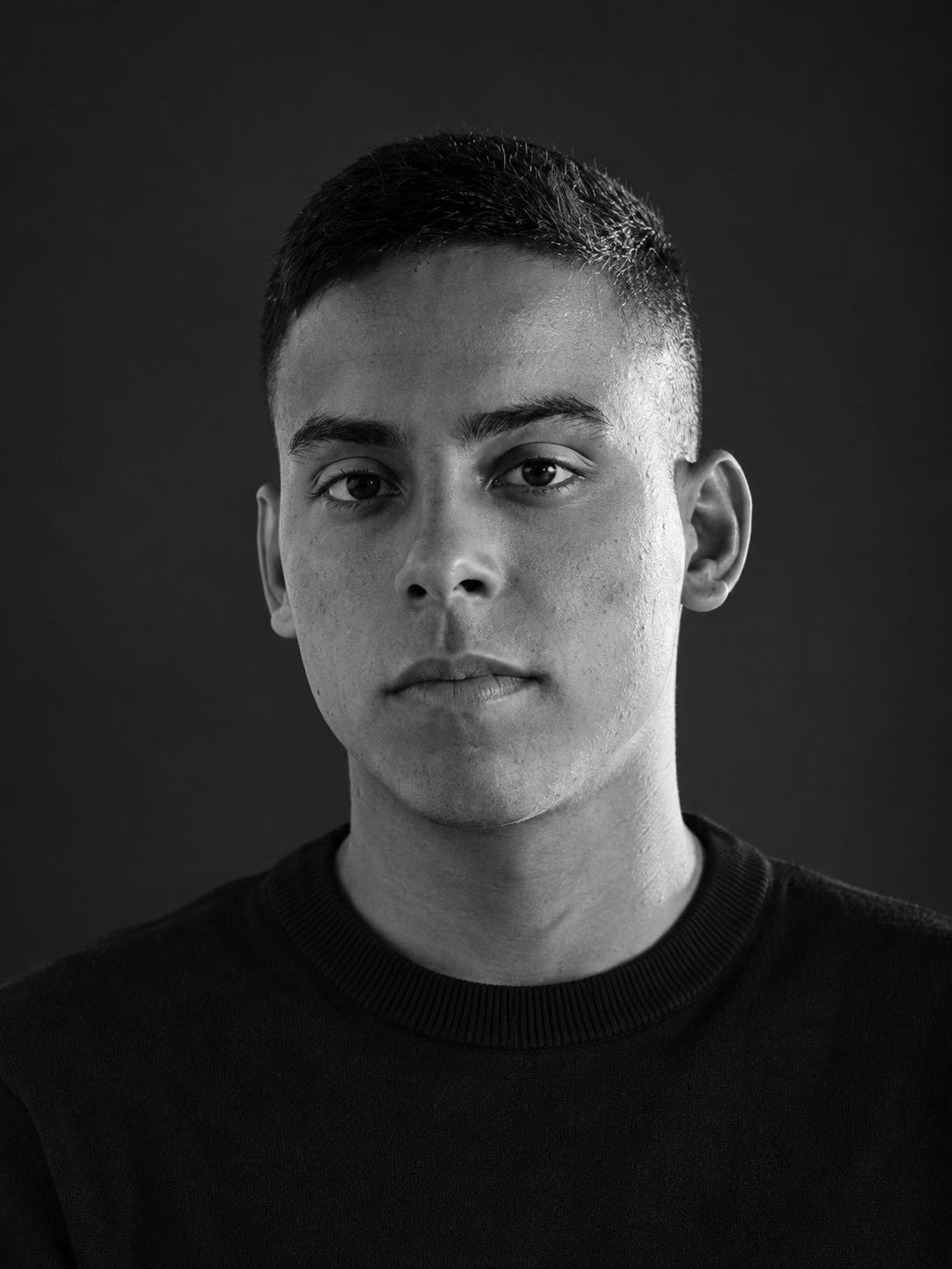 Leandro, desenvolvedor, retrato em preto e branco
